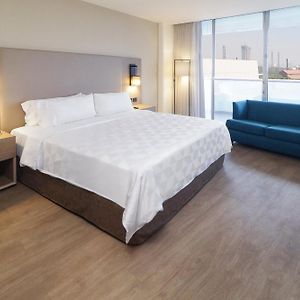 Club Queen Room